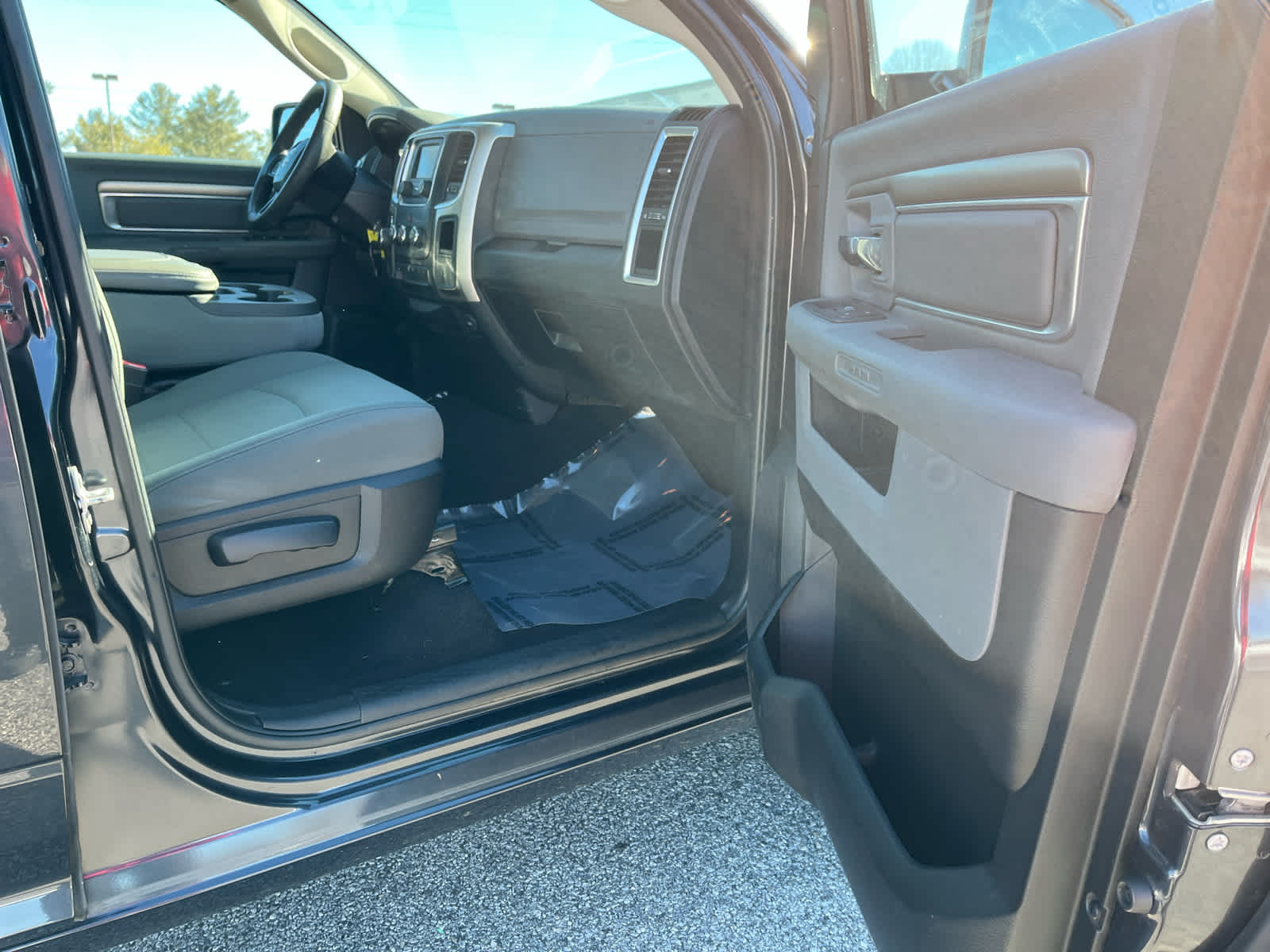 2017 RAM 1500 SLT Quad Cab 4x4 6'4' Box