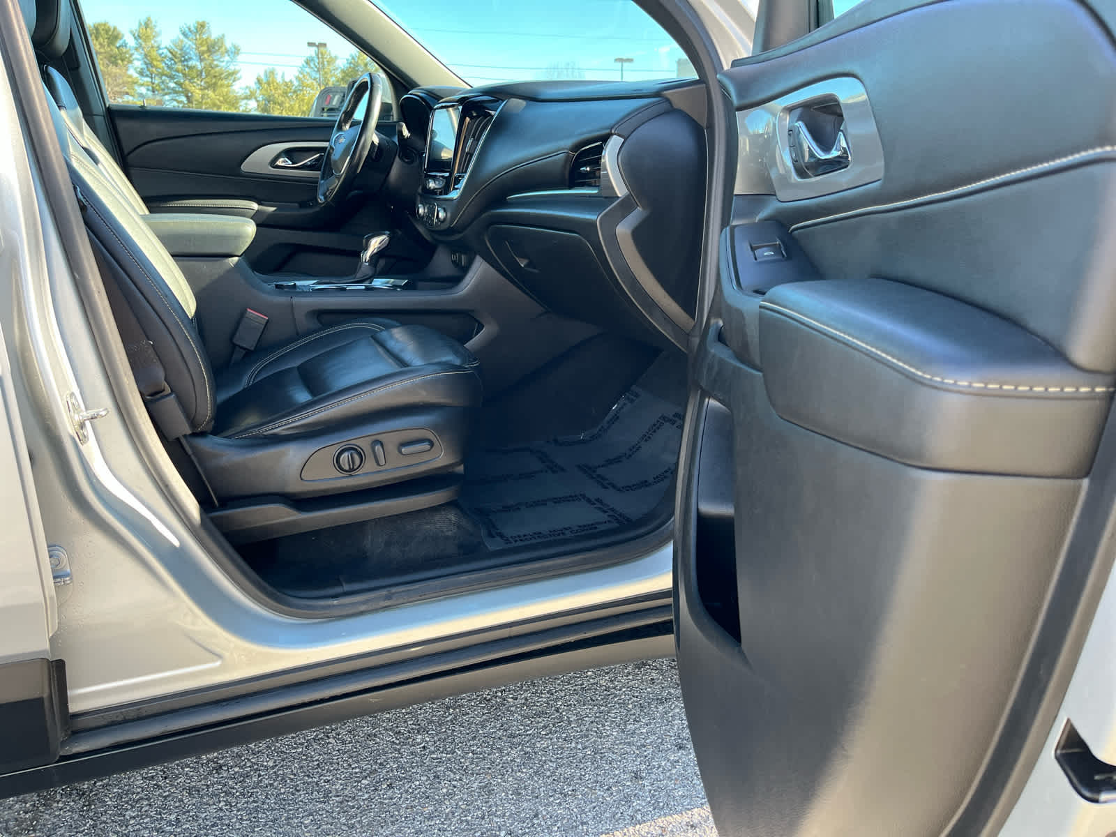 2022 Chevrolet Traverse AWD LT Leather